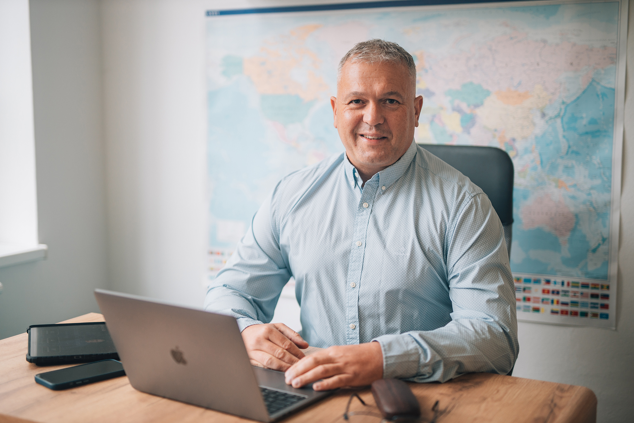 Kenjistudio - Business portrét - kancelář - počítač