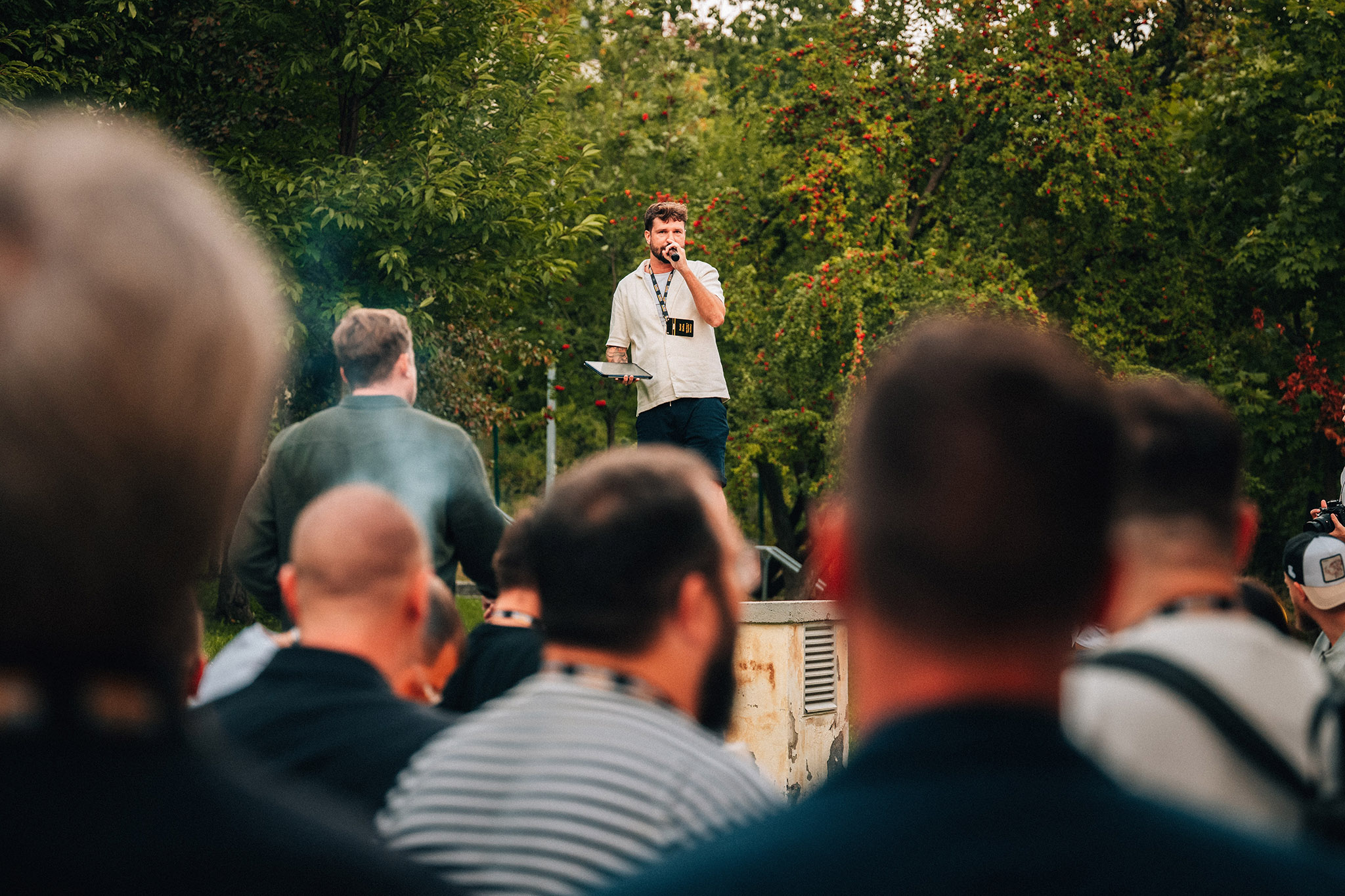 aftermovie z eventu, natáčení událostí, video z firemní akce, speaker mluvící před skupinou lidí