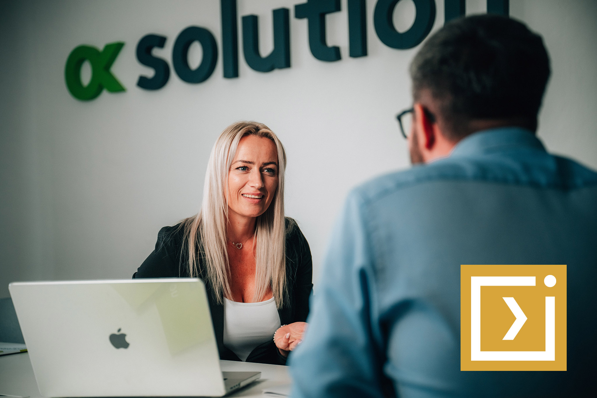 hr video, náborové firemní video, firemní video, nábor zaměstnance v kanceláři, žena přijímá pracovníka do zaměstnání