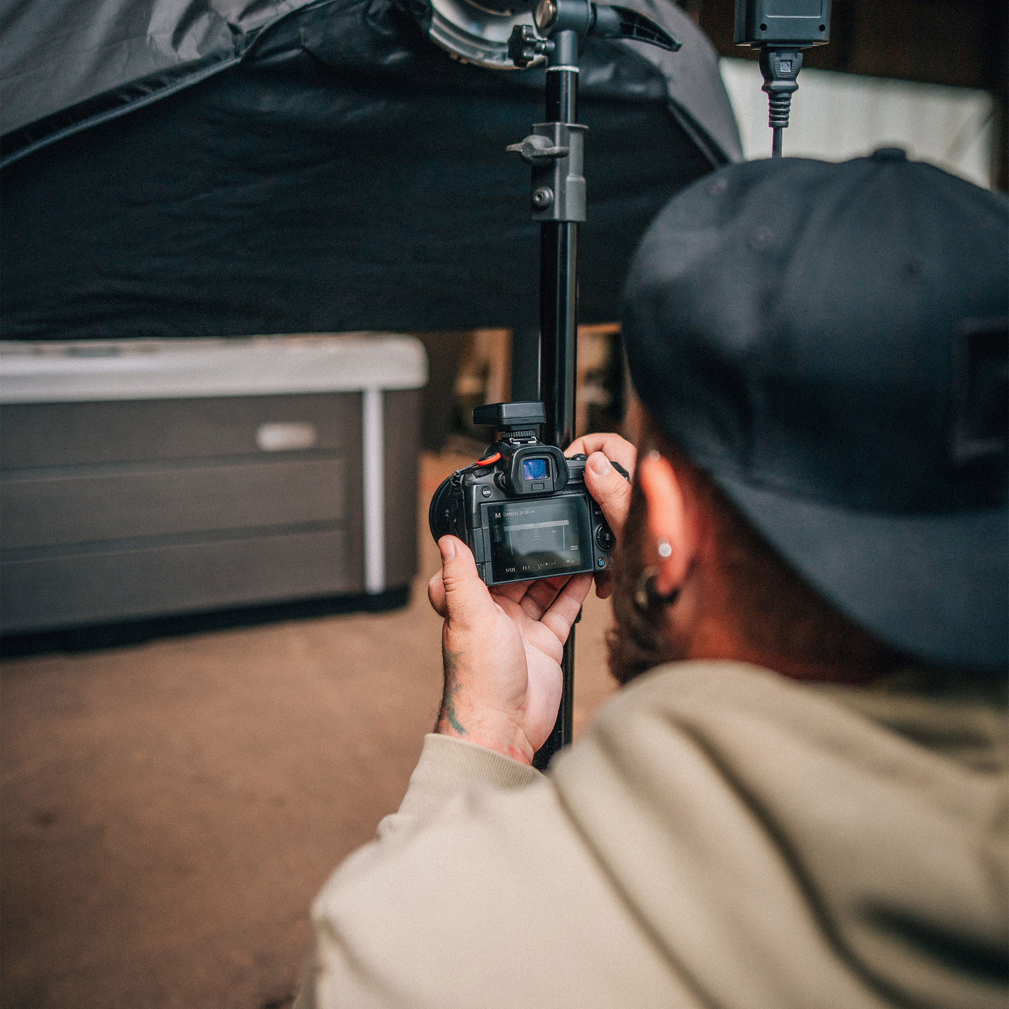 produktovy-fotograf-profesionalni-fotografie-foceni-pro-firmy-firemni-foceni profesionální fotograf fotí produktovou fotografii pro firmy. detail na fotoaparát. firemní fotografie jihlava