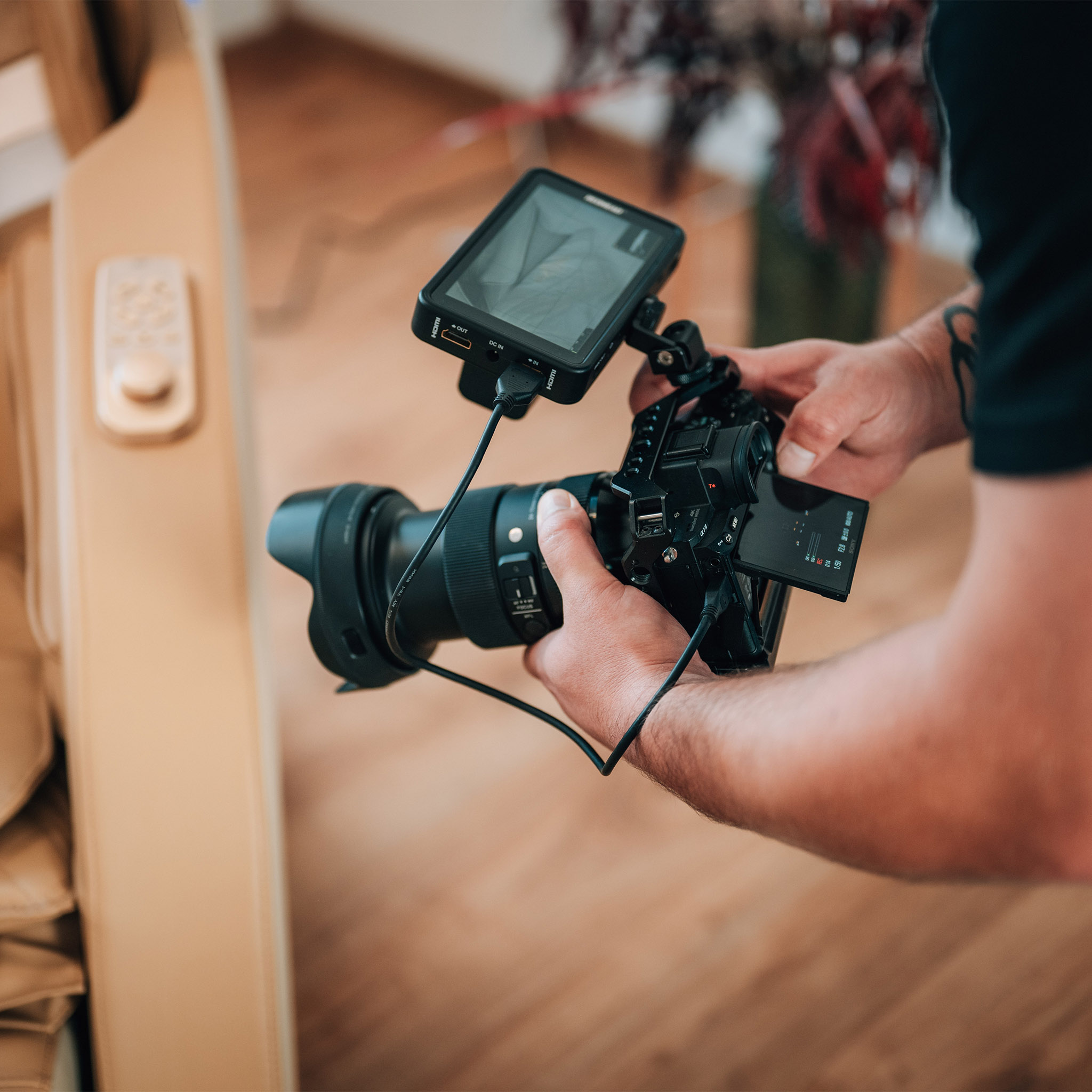 Lukáš Kenji Vrábel - www.kenji.cz natáčení firemního videa, video produkce pro firmy, detail na kameru, kameraman natáčí produktové video