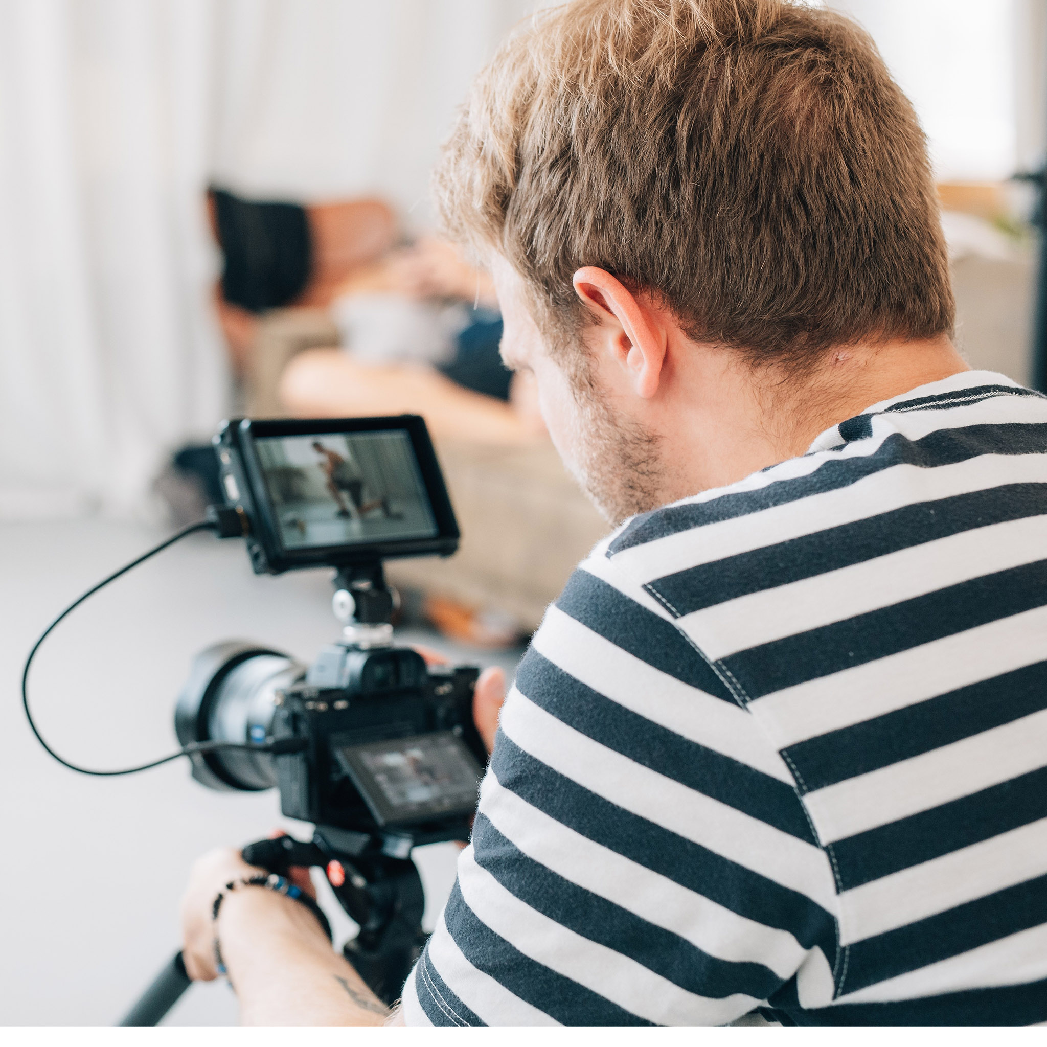 video produkce, kameraman natáčí firemní lifestyle video, cvičení fitness video