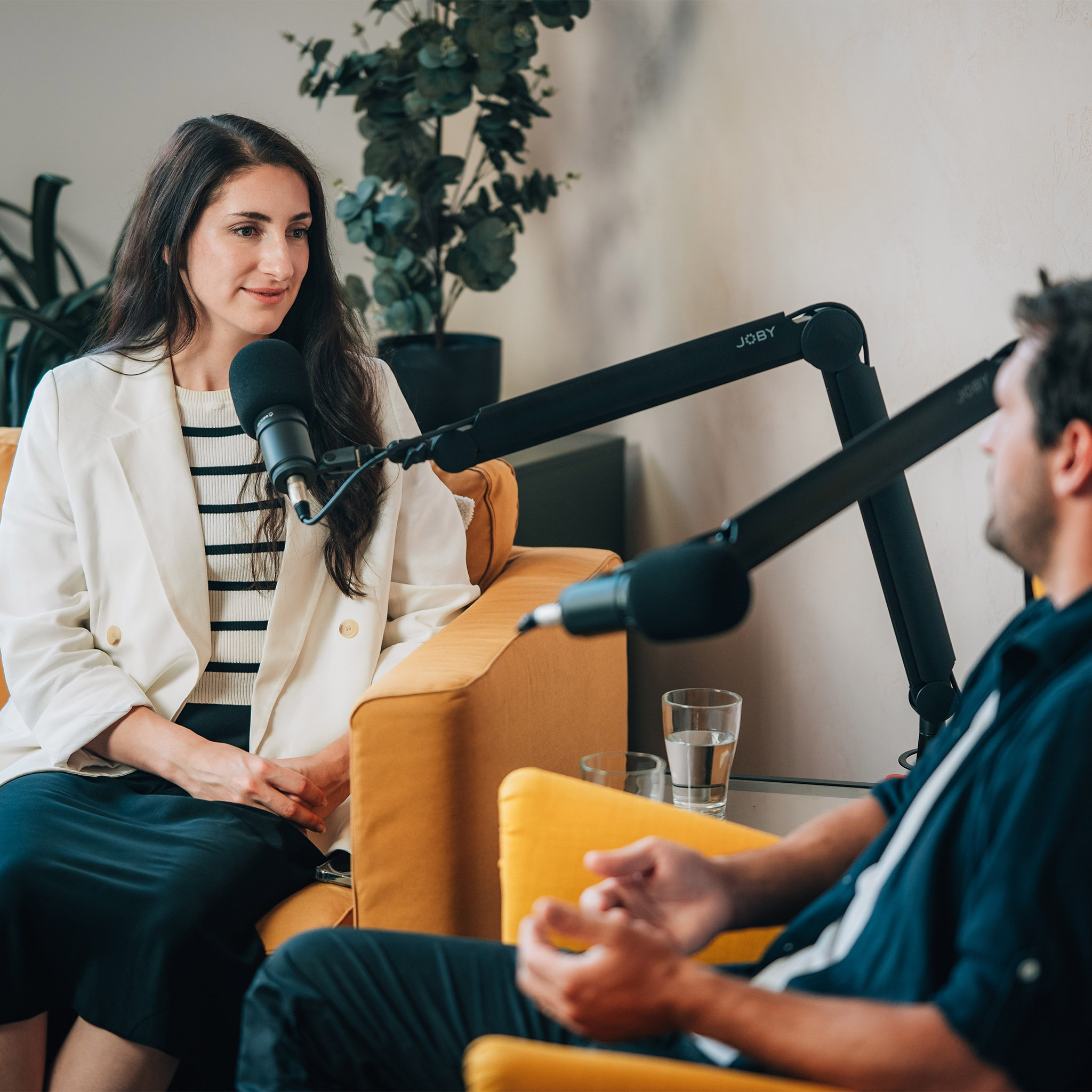 Lukáš Kenji Vrábel - www.kenji.cz natáčení podcastu, video produkce, podcastové studio jihlava vysočina, moderátor podcastů mluví s hostem, podcastové mikrofony